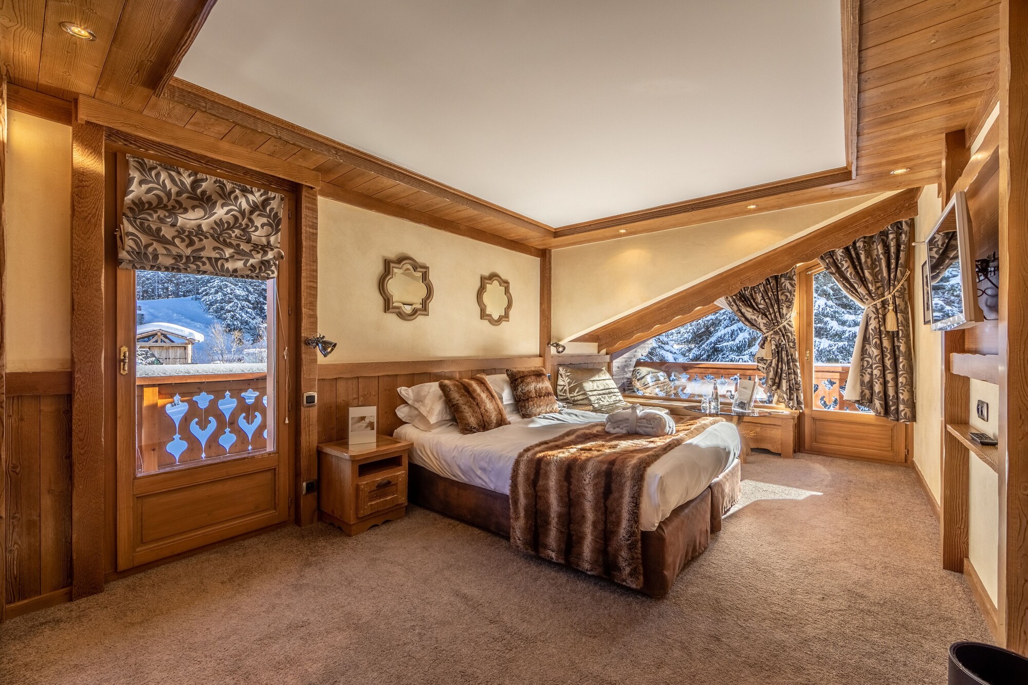 DELUXE, DOUBLE BED