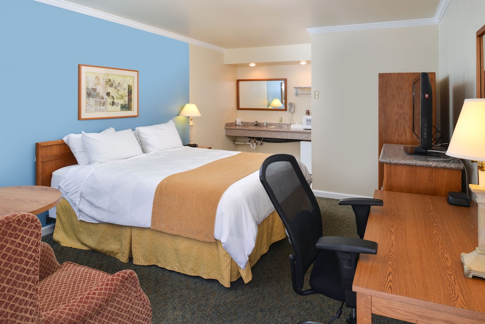 Edgewater Inn And Suites 23/76