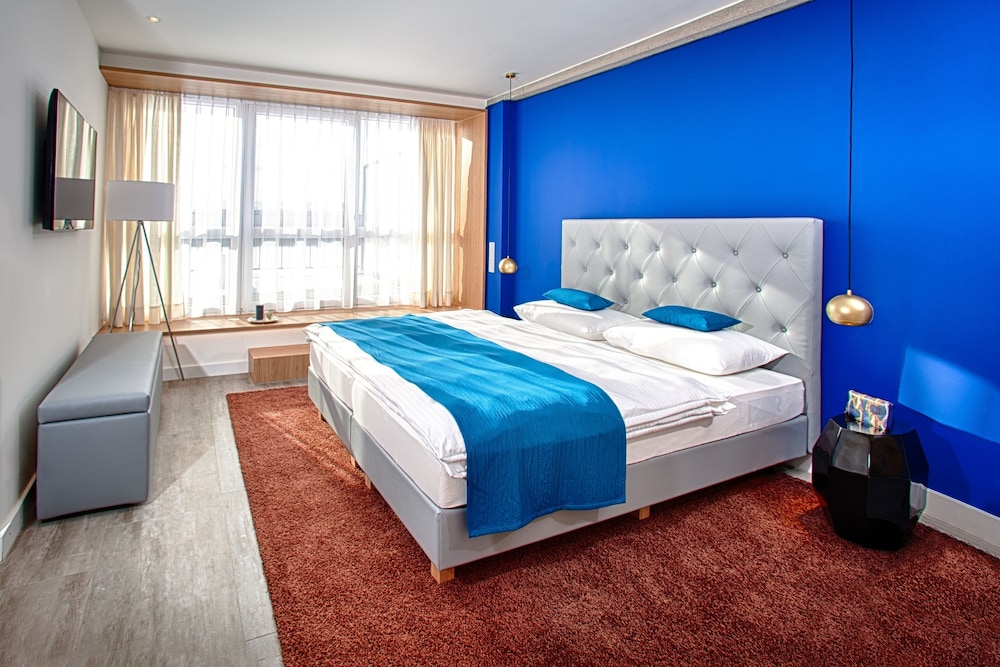 2 BEDROOMS, APARTMENT, KITCHENETTE