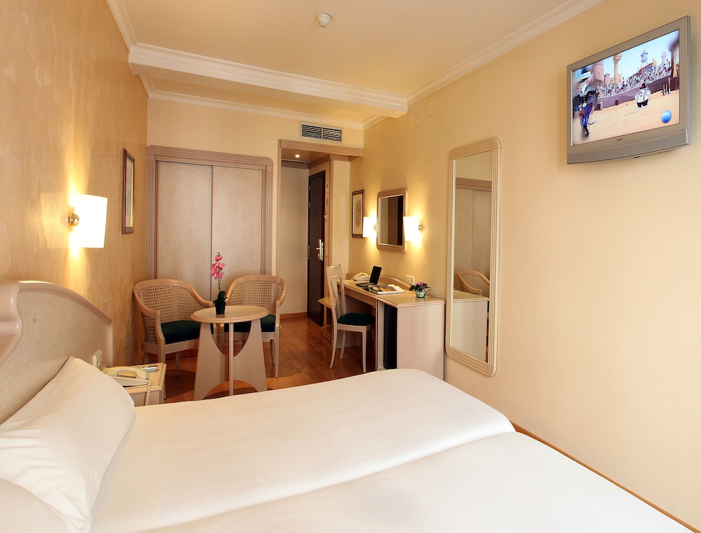 Lleo Hotel 10/40