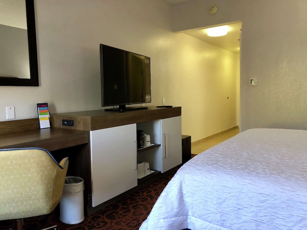 Hampton Inn Spring Hill 7/43