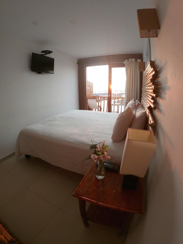 BAMBOO LODGE PARACAS 21/52