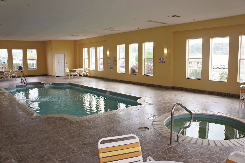 La Quinta Inn & Suites by Wyndham Kerrville 36/61