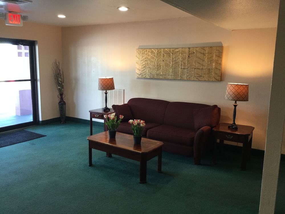 Super 8 by Wyndham Middletown 17/24