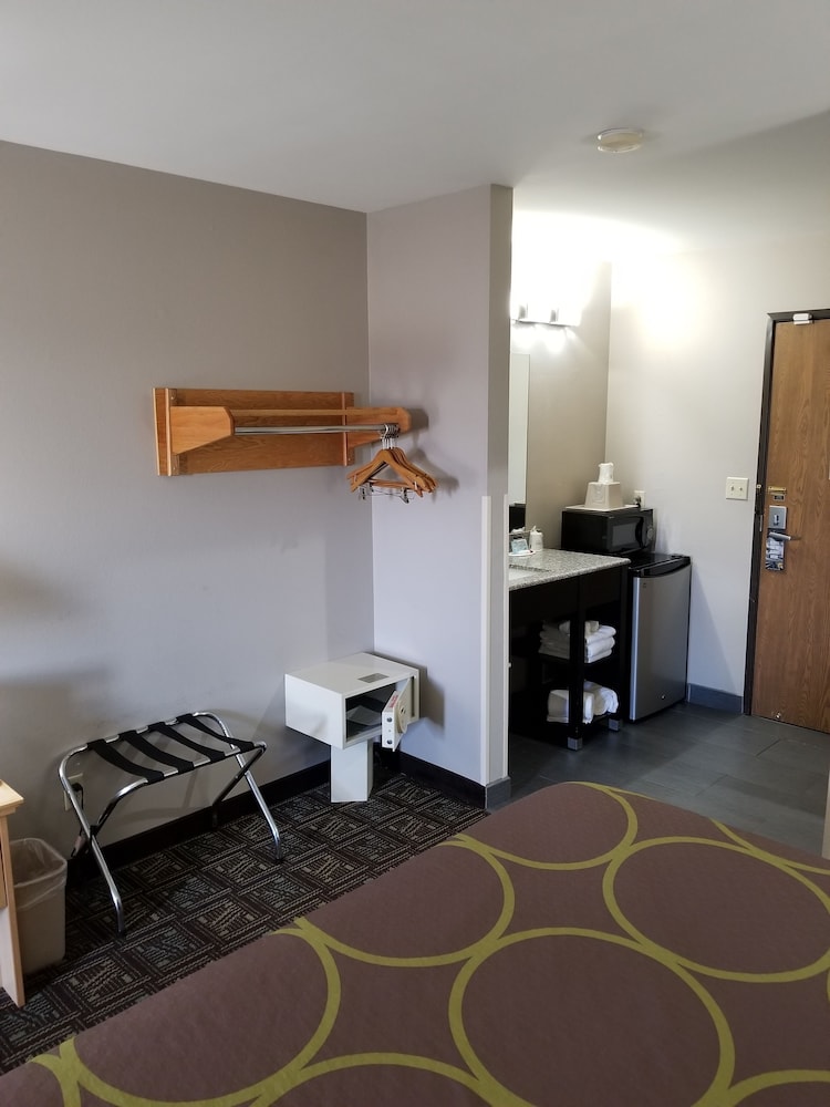 Super 8 by Wyndham Fort Collins 3/41