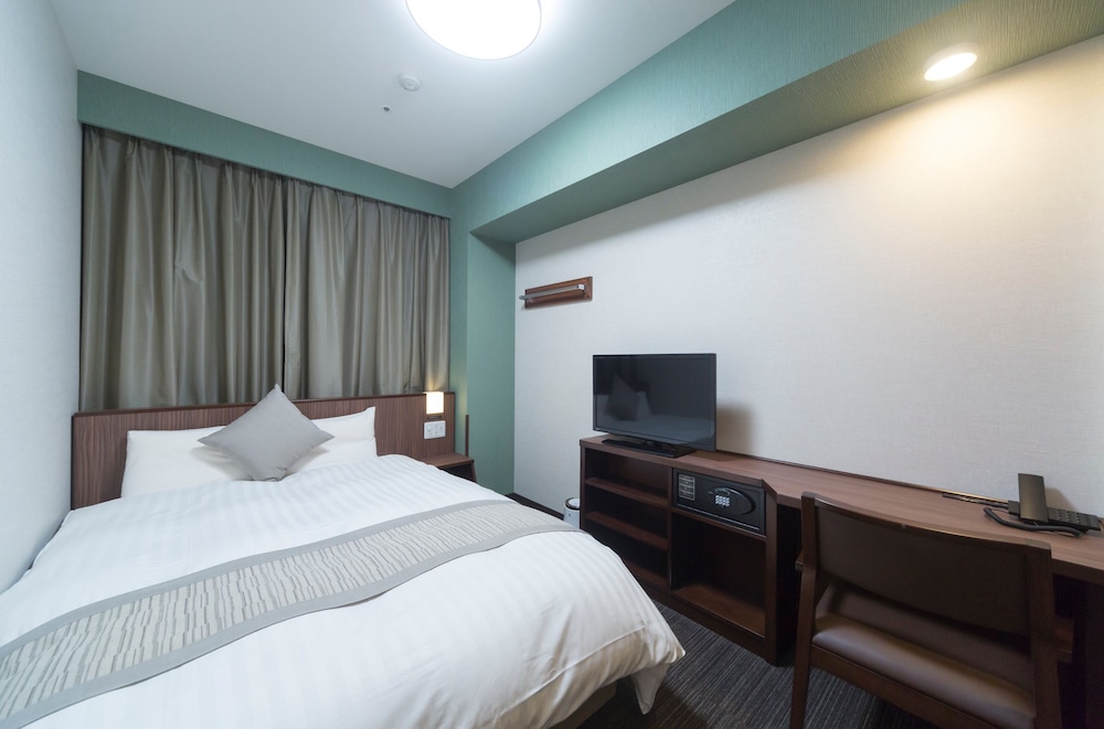 ROOM, DOUBLE BED, NO CLEANING SERVICES