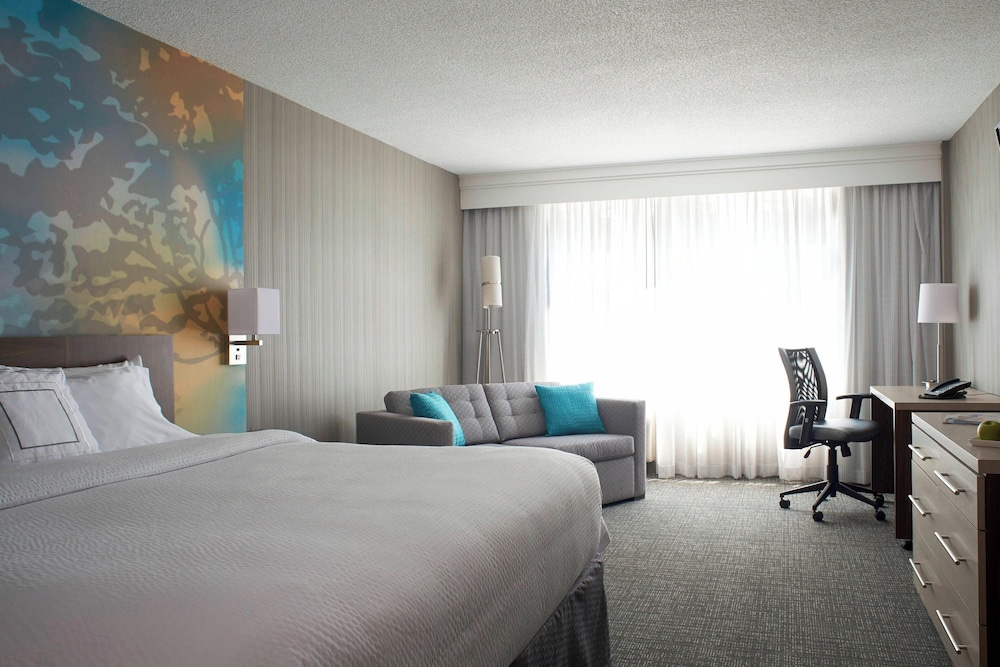 Room at Courtyard By Marriott Downtown Toronto, TORONTO