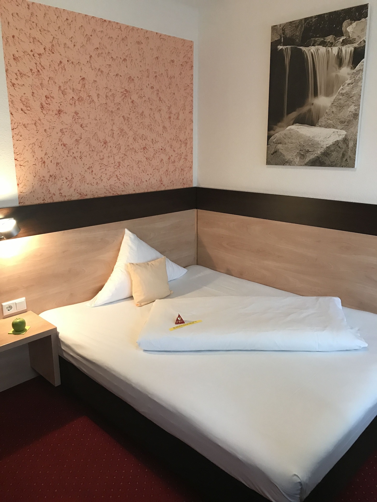 ROOM, SINGLE