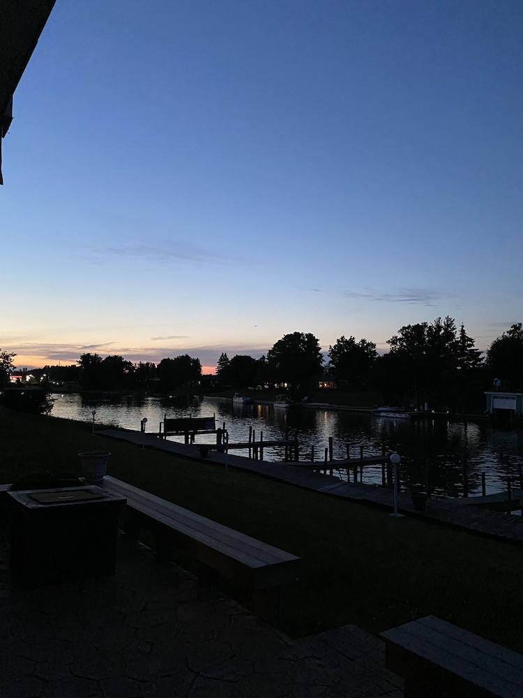 Fleetwood Inn Suites 48/51