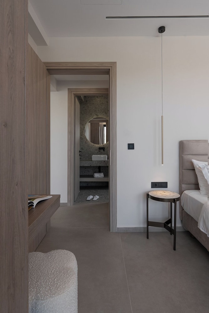 Kymothoe Elite Suites 74/97