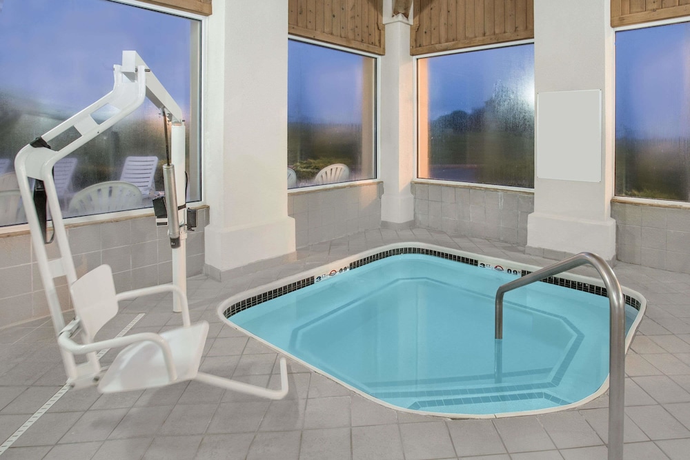 Baymont By Wyndham Freeport 4/22