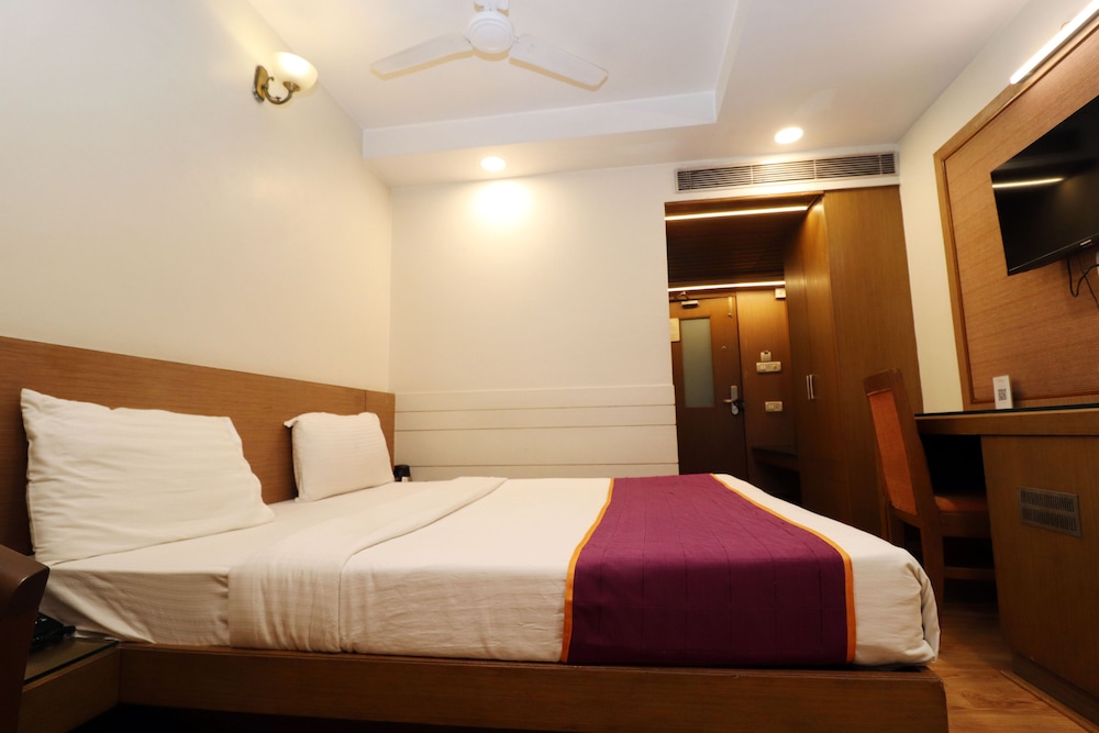 Hotel Rajhans Regent 23/48