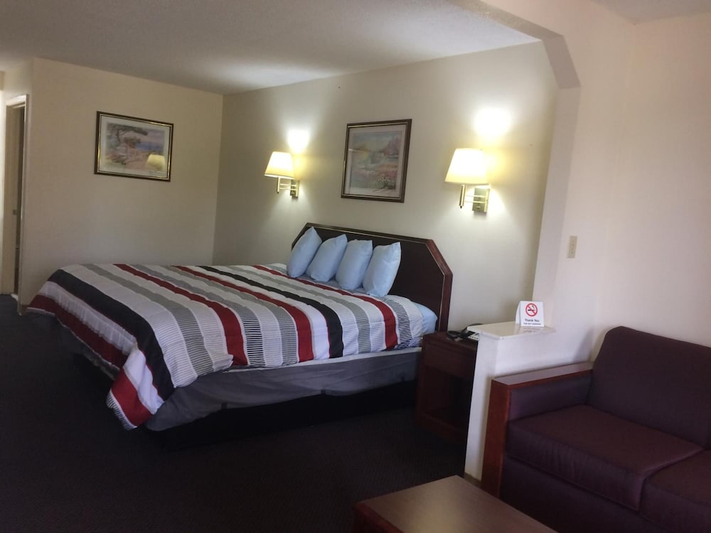 Days Inn And Suites Selma 24/54