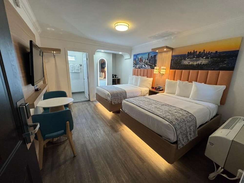 DELUXE, 2 DOUBLE BEDS