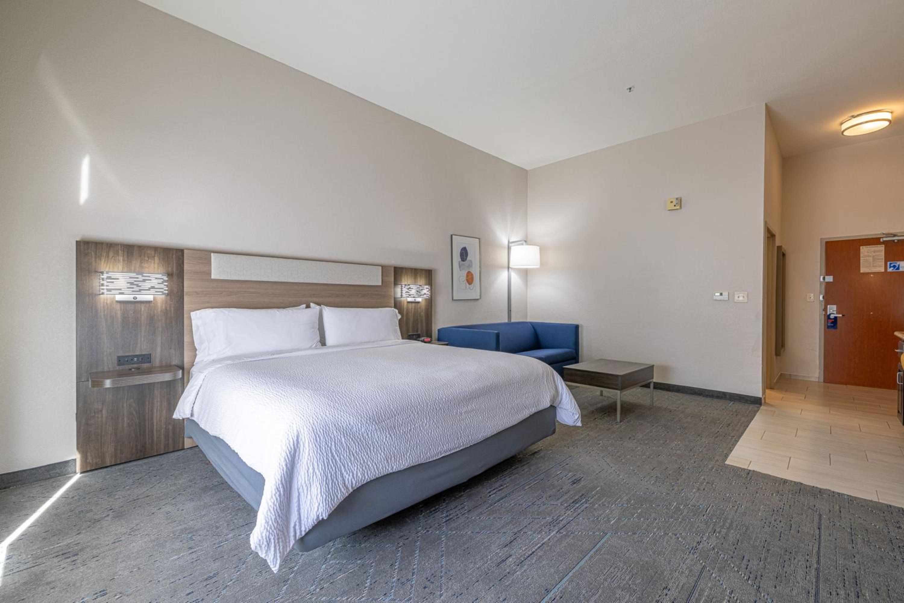 غرفة بسرير كينج بغرفة نوم واحدة لذوي الإعاقة، Holiday Inn Express Hotel Suites College Station 2/9