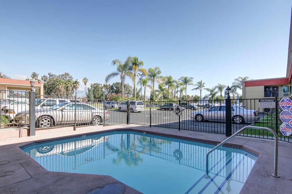 Ontario Inn & Suites 28/50