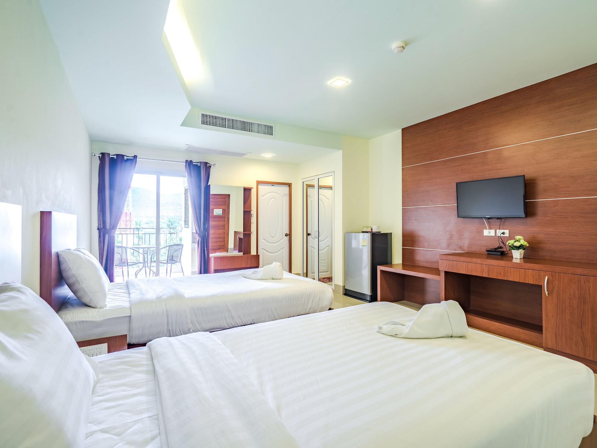 SUPERIOR, TWIN BEDS, POOL VIEW
