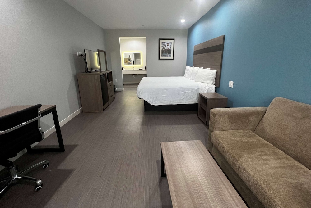 Baymont by Wyndham Freeport Texas 24/50