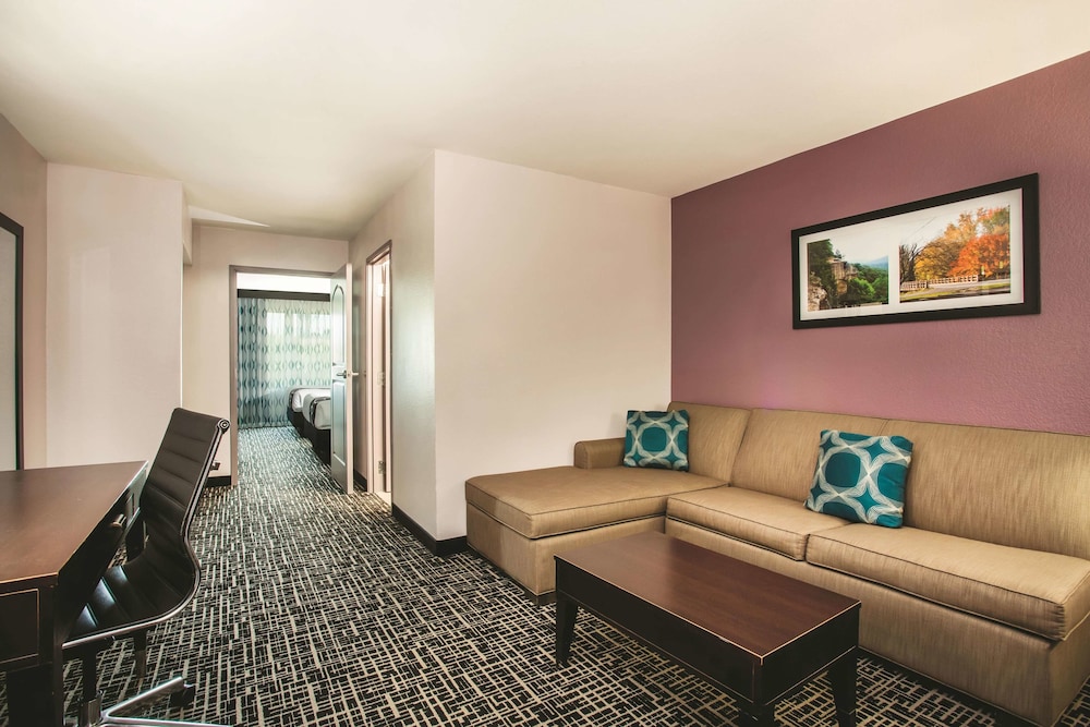 La Quinta Inn & Suites by Wyndham Russellville 20/35