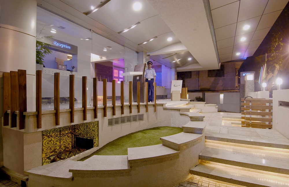 Oyo Premium 091 Vile Parle East 31/50