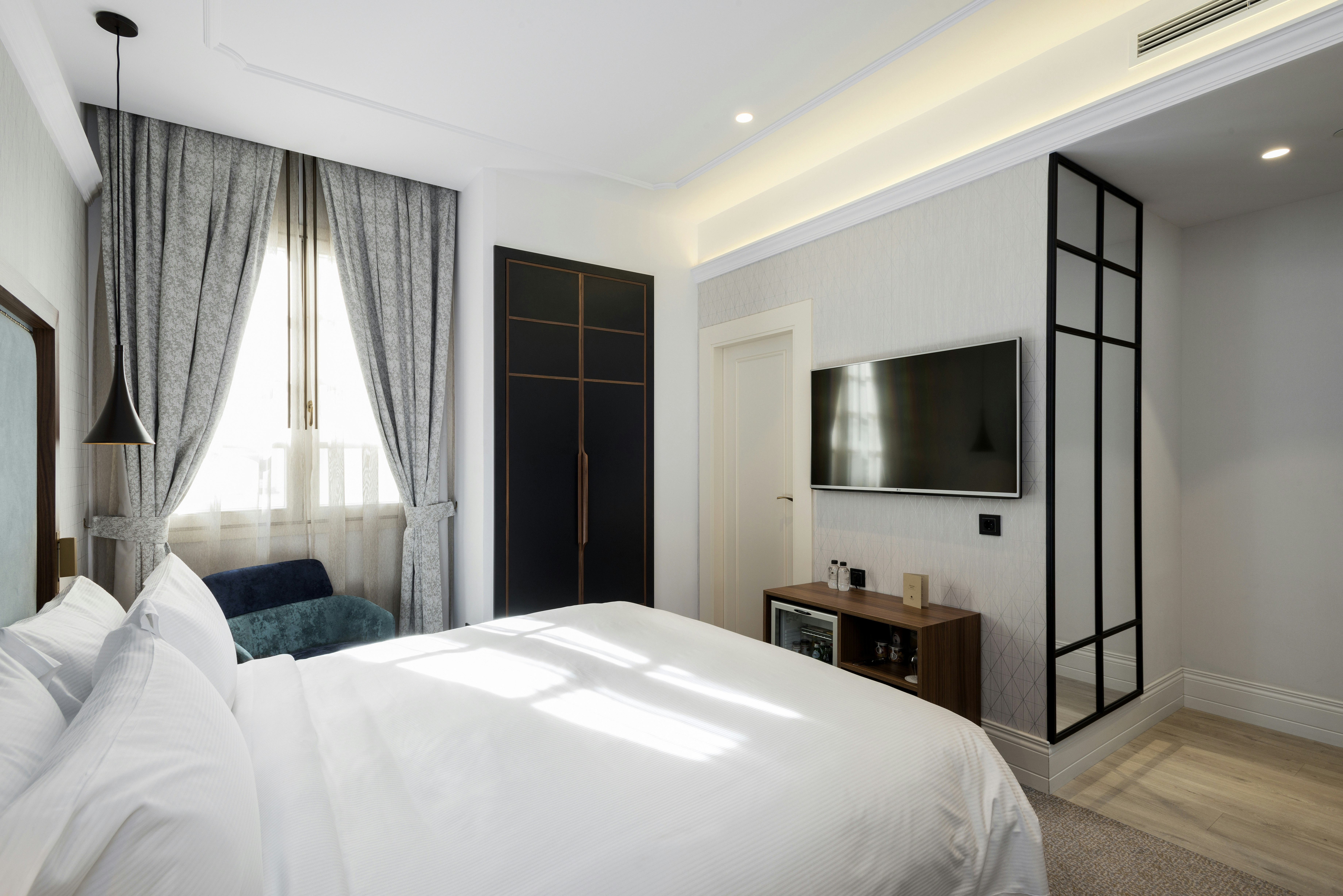 GUEST ROOM, KING BED