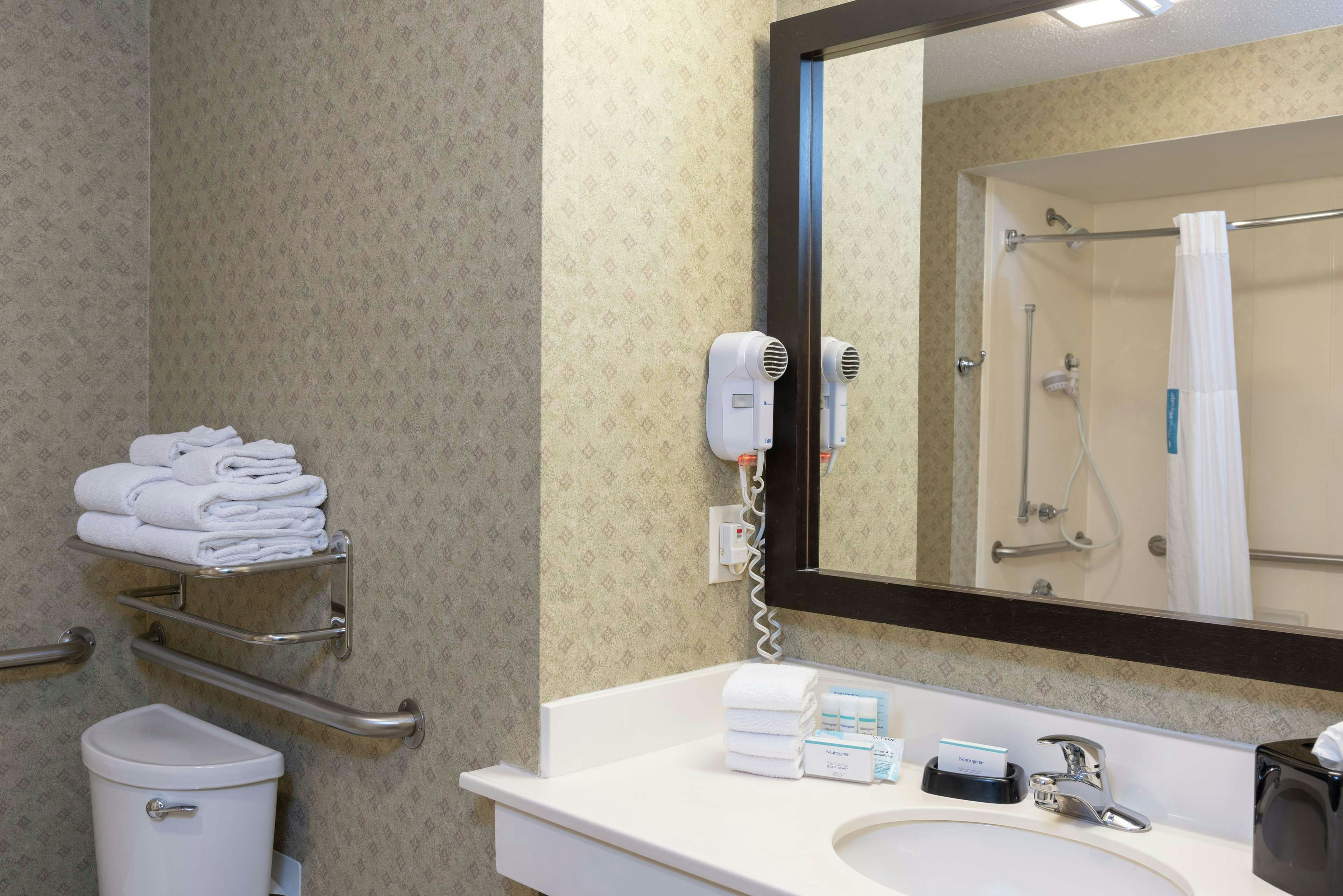 Hampton Inn & Suites Valparaiso 80/81