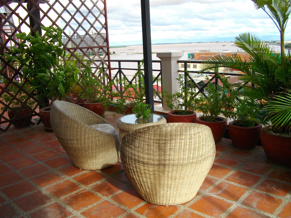 Lux Riverside Hotel & Apartment 80/99