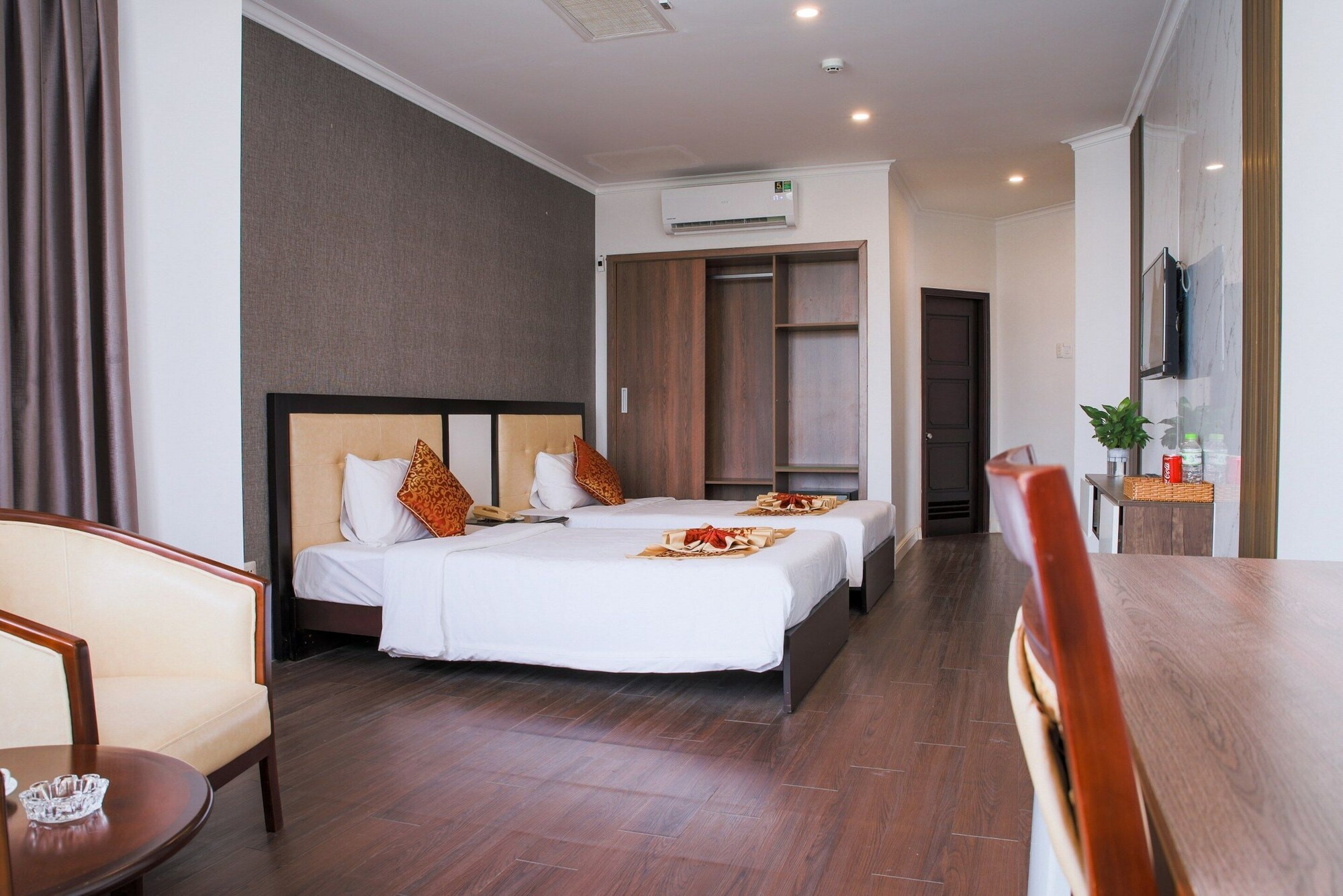 DELUXE, TWIN BEDS