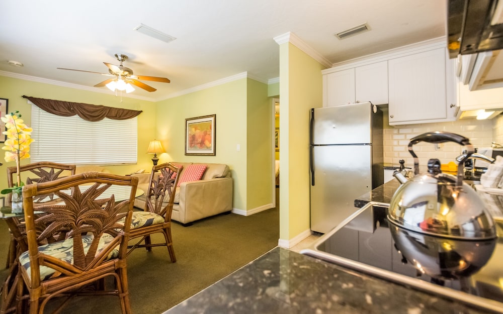 Tropical Beach Resorts 59/79