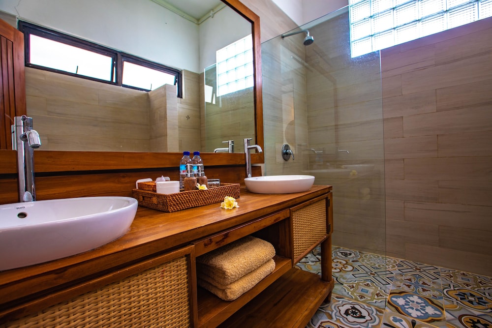 Gili Sands Hotel & Bar 63/66