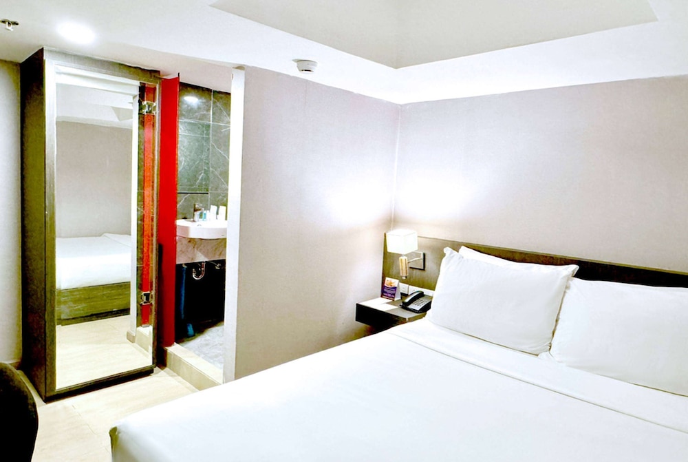 Standard, Queen Bed, No Window