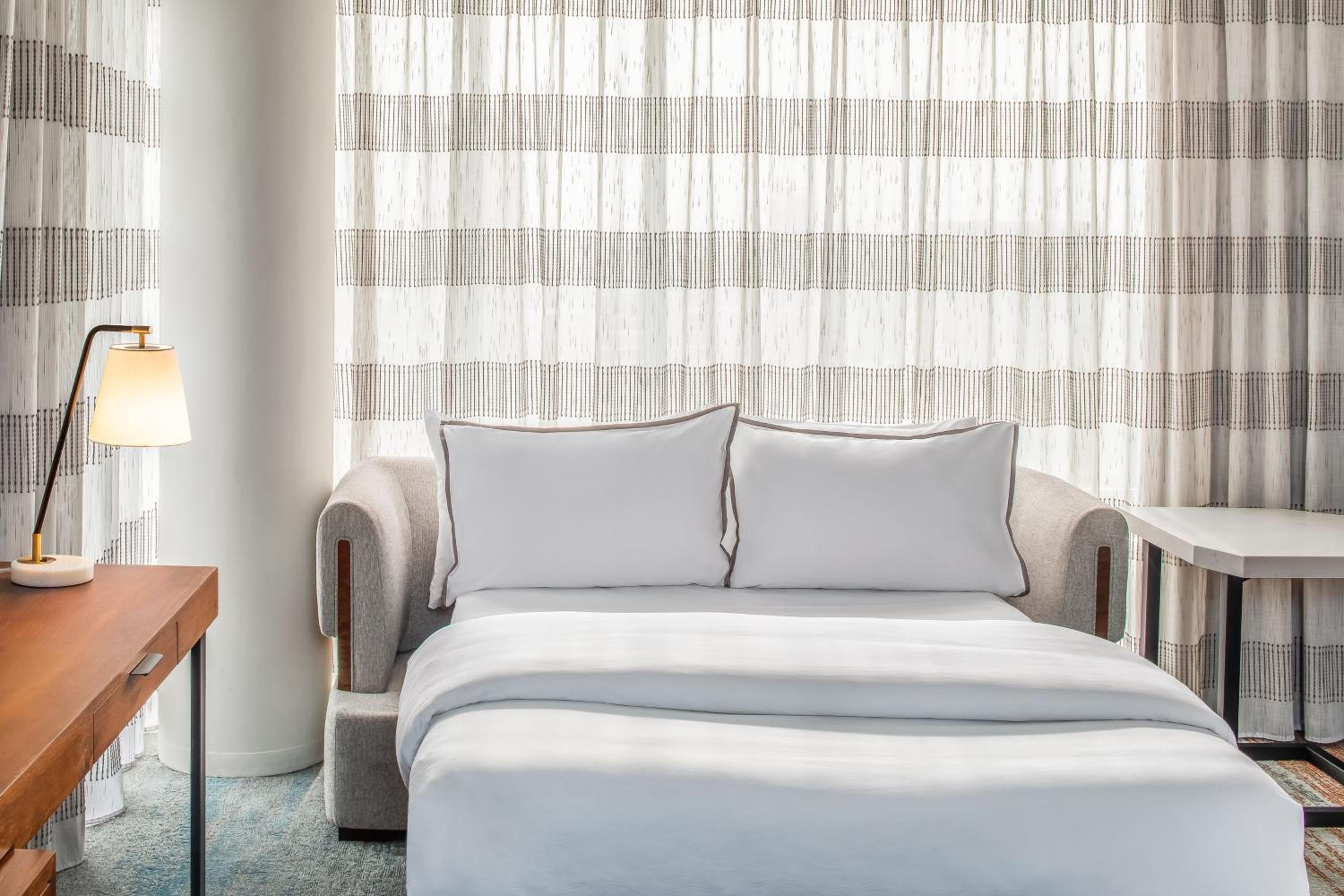 Preferred, Guest Room, King Bed, City View, Sofa, Corner، The Westin Buckhead 2/4