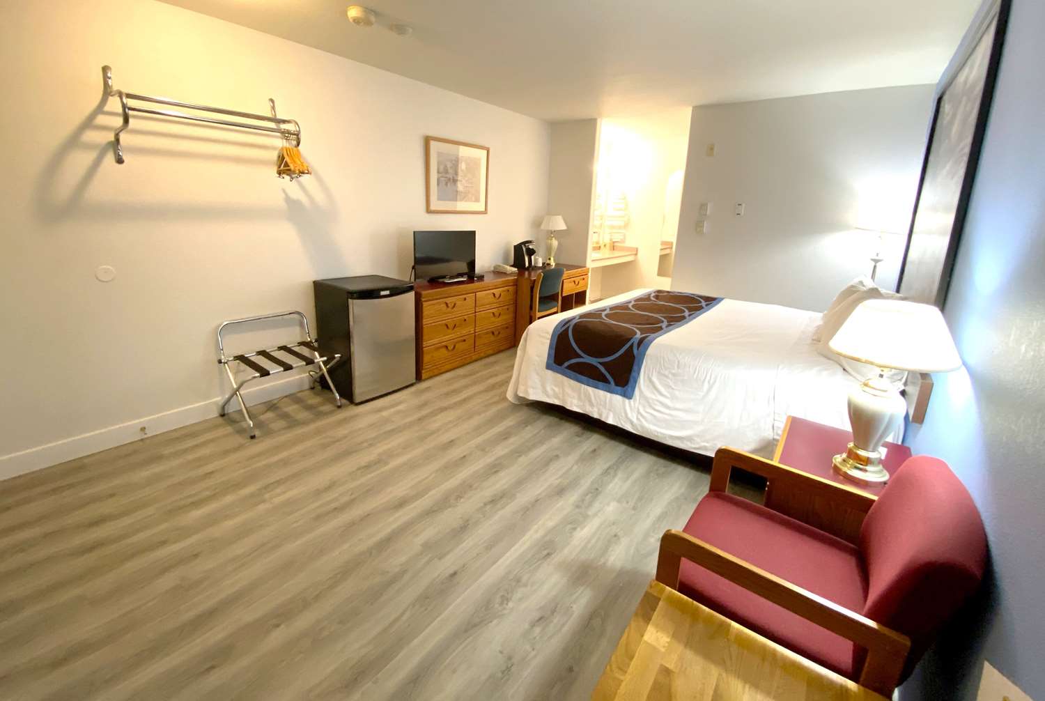 Super 8 by Wyndham Sicamous 6/23