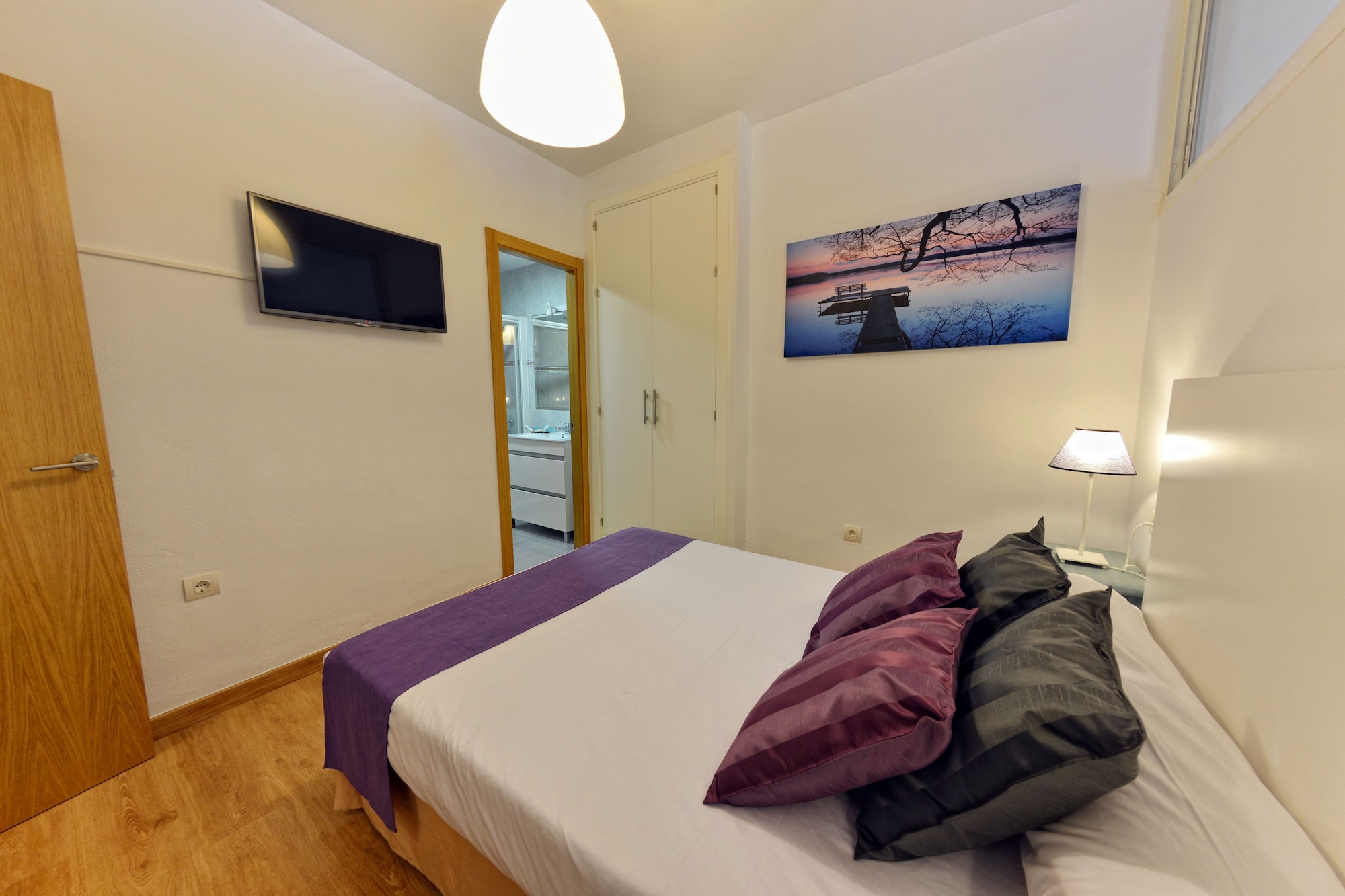 Adjoining, Apartment, Queen Bed