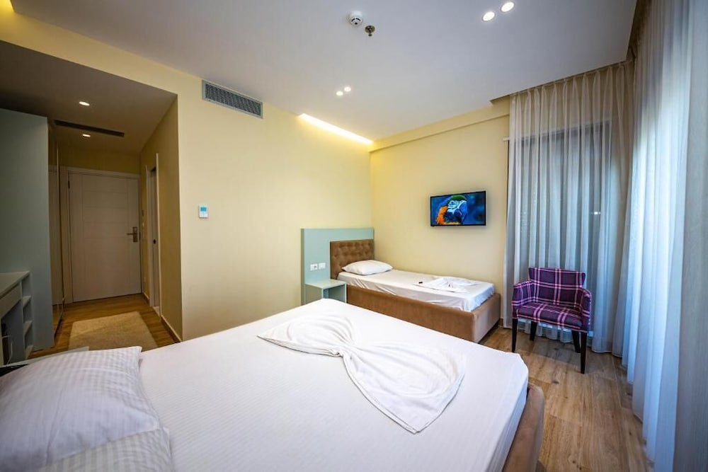 ROOM, TRIPLE, 1 QUEEN AND 1 SINGLE BED, PARTIAL SEA VIEW, BALCONY