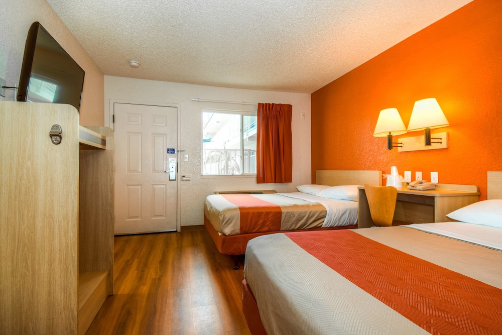 Motel6 Costa Mesa, CA 23/55