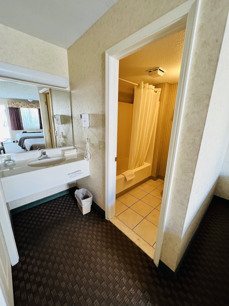 Court Plaza Inn & Suites 29/64