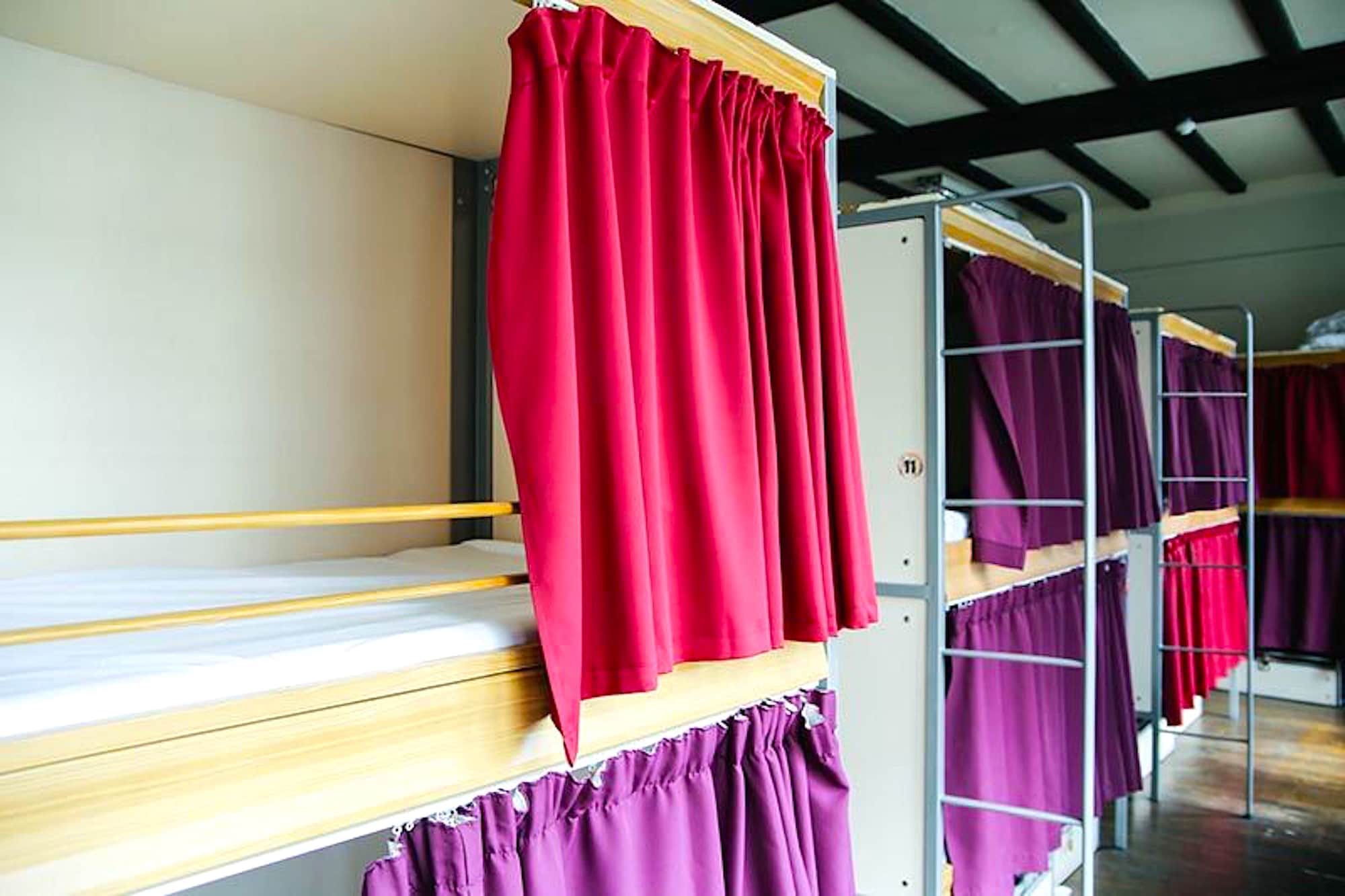MIXED DORM, 18 PEOPLE, SHARED BATHROOM