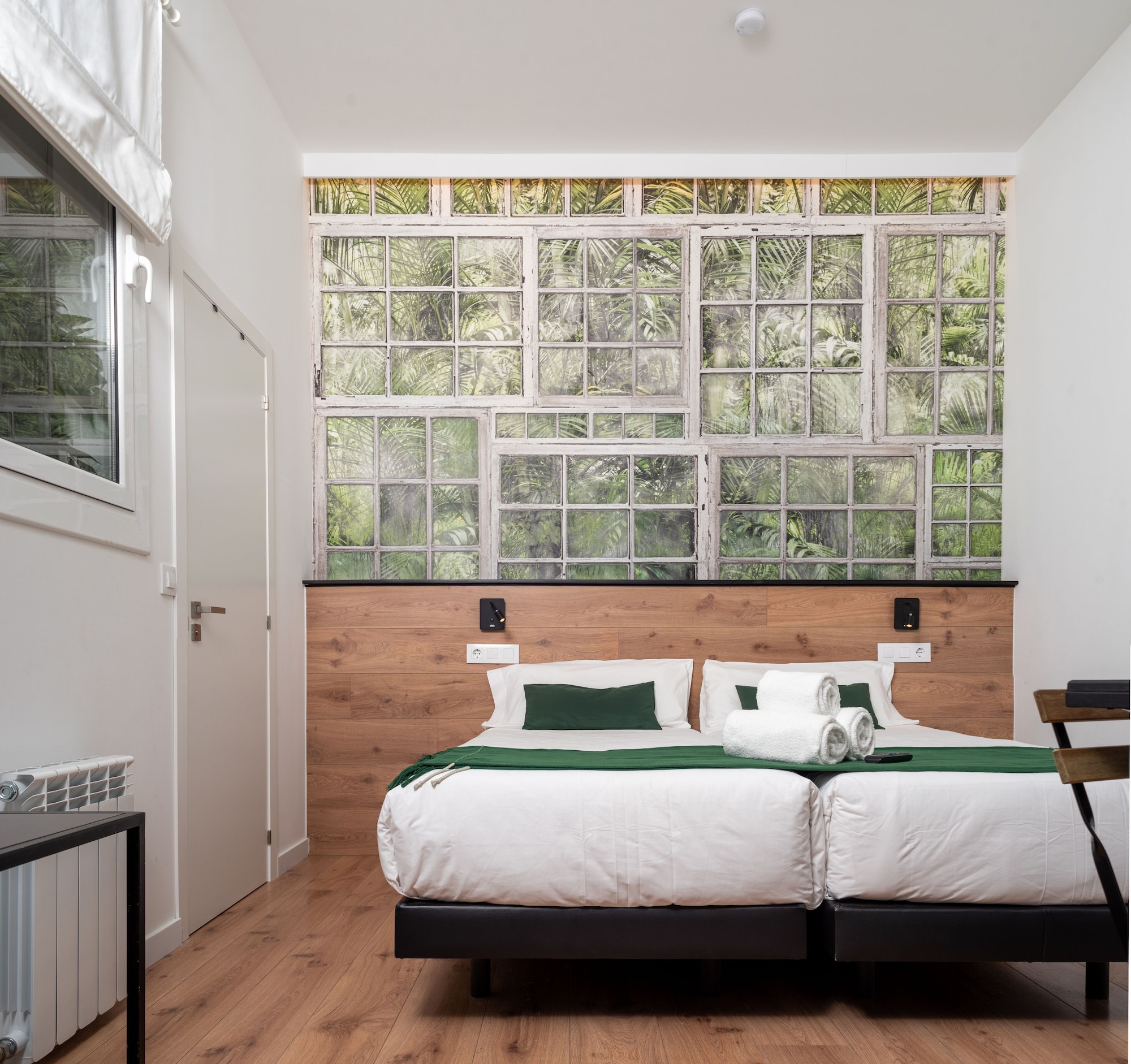 INTERIOR, STANDARD, TWIN BEDS