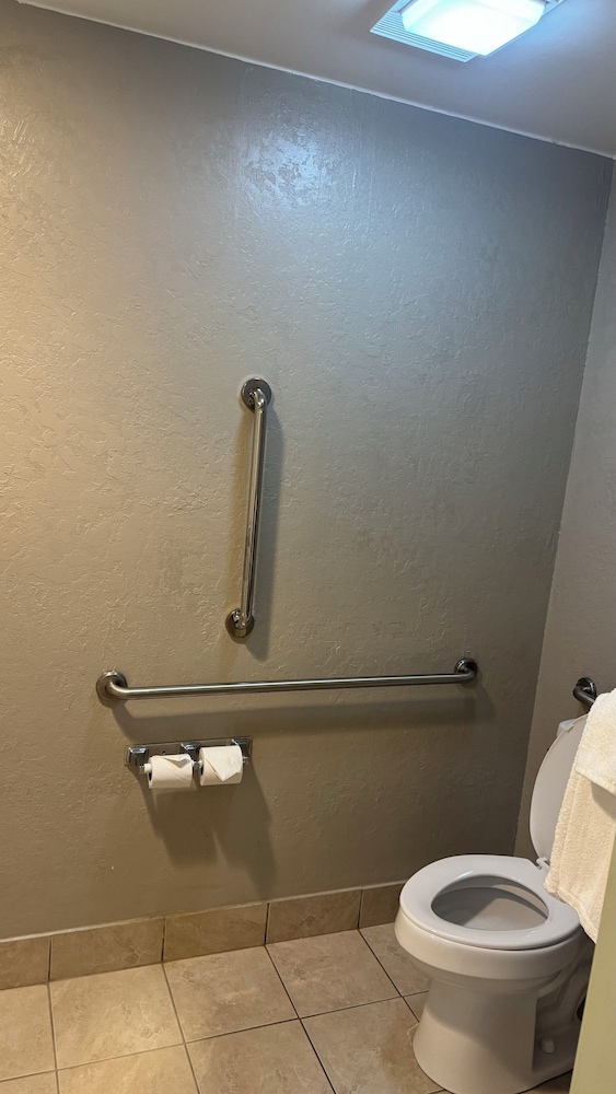 AmericInn by Wyndham Grand Rapids Airport North 58/62