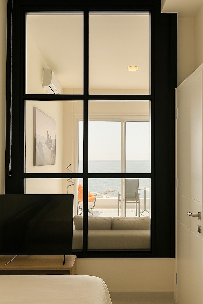 SeaRock Suites Hotel 14/15