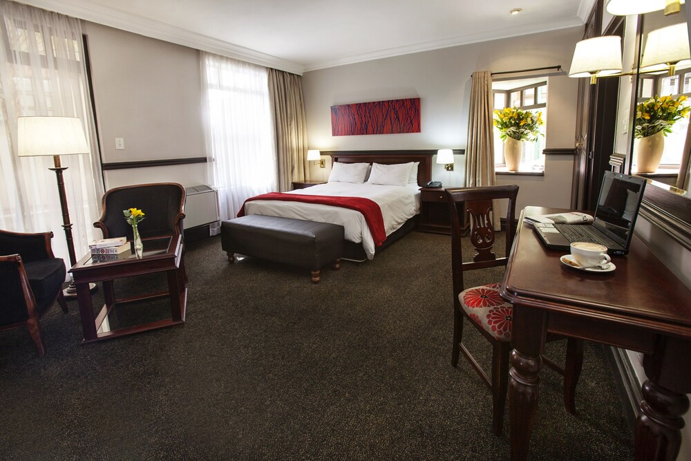 STUDIO, SUITE, TWIN BEDS
