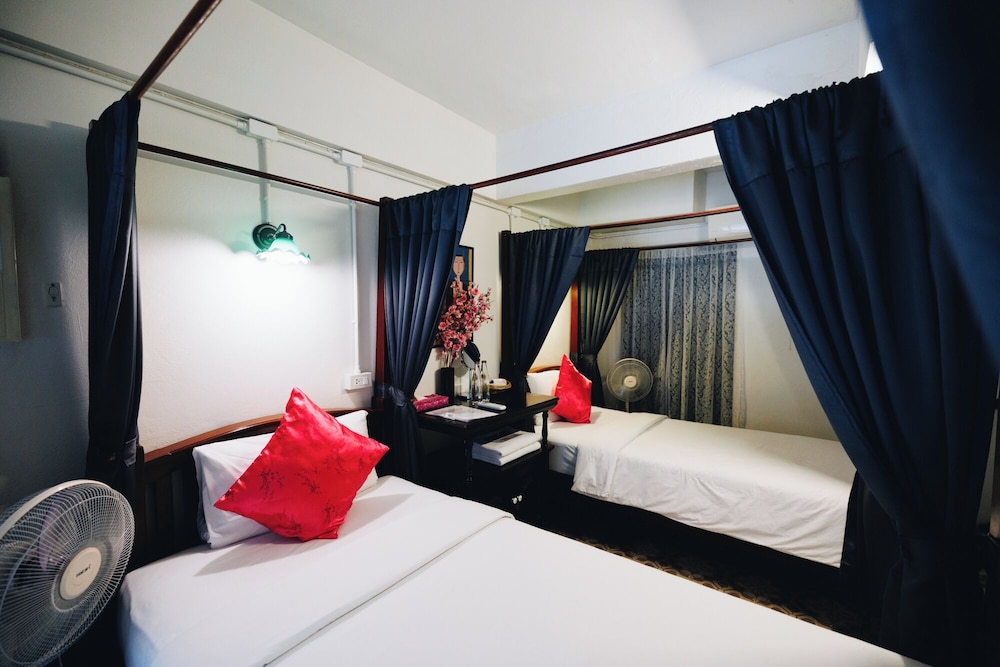 غرفة بسريرين منفصلين بحمام مشترك، Sleeper House 7/10