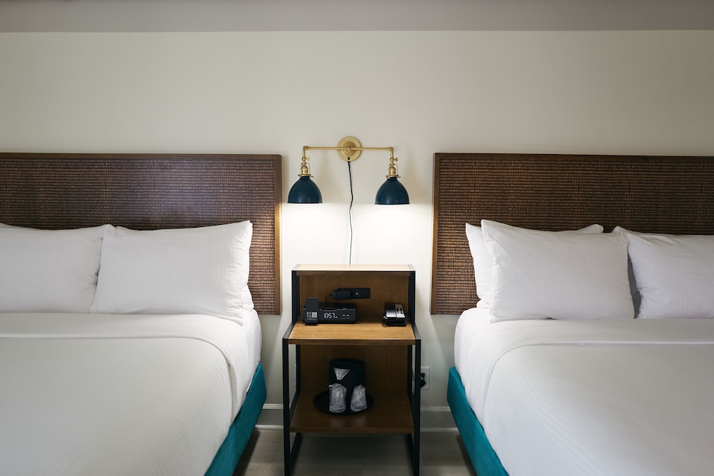 SUPERIOR, 2 QUEEN BEDS, POOL ACCESS