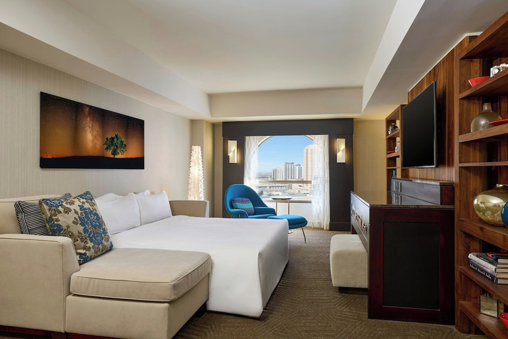 EXECUTIVE, SUITE, KING BED, SOFA