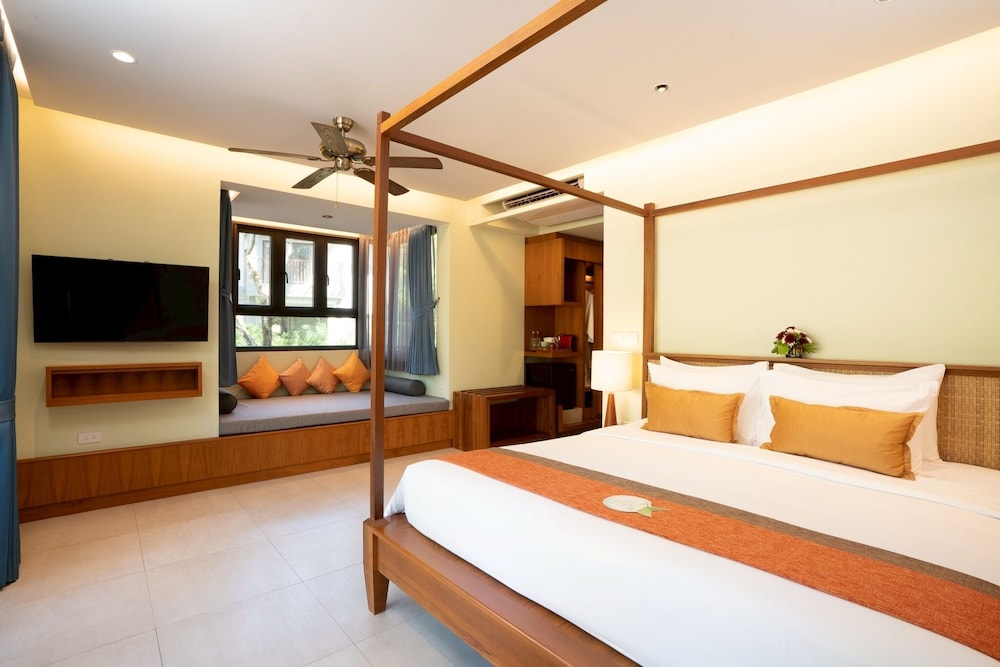 Deluxe, King Bed, Pool Access