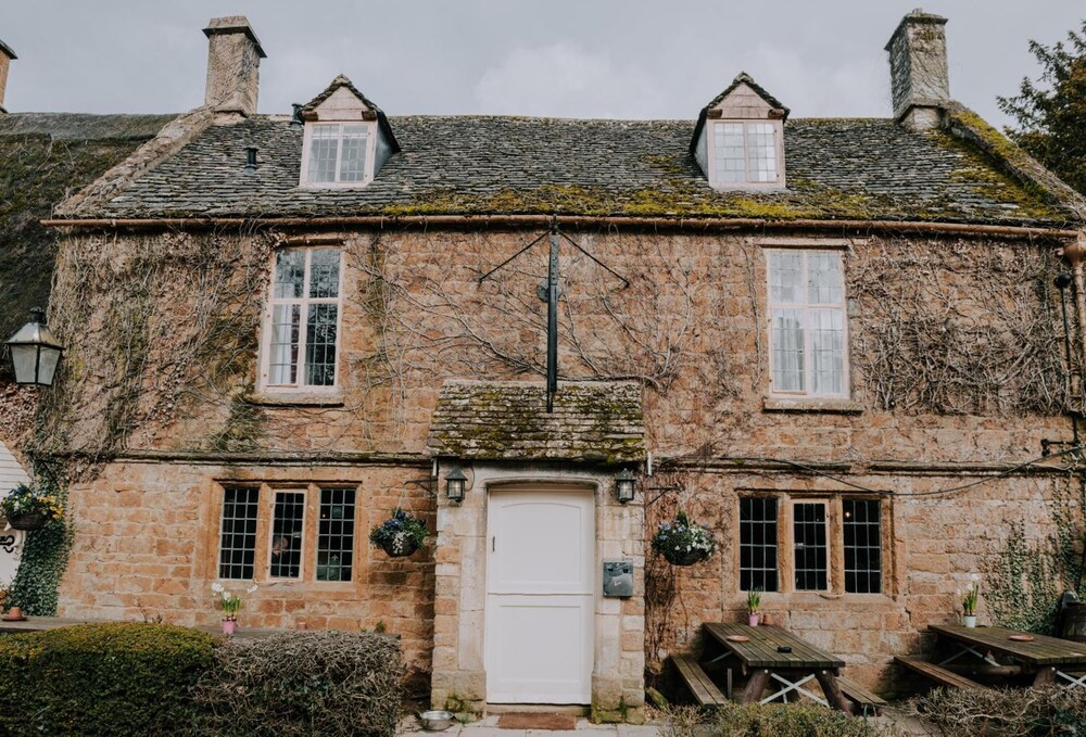 The Falkland Arms 2/50