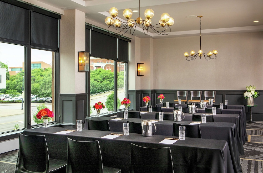 DoubleTree by Hilton Youngstown Downtown 34/46