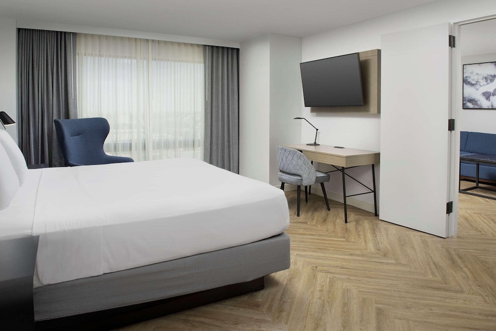 PRESIDENTIAL, SUITE, KING BED, CITY VIEW
