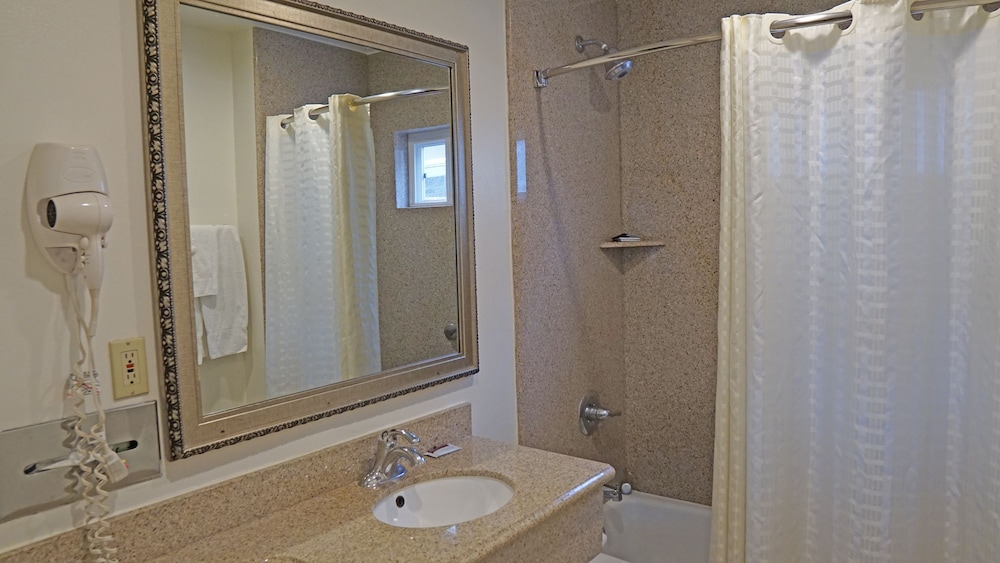 Redondo Inn and Suites 17/48